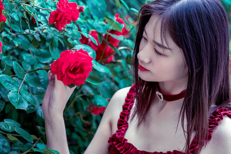 成都高温持续 民众进入防空洞纳凉